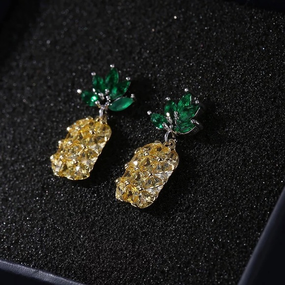 ๐Last Pair Available ๐Pineapple Earrings - Picture 2 of 6
